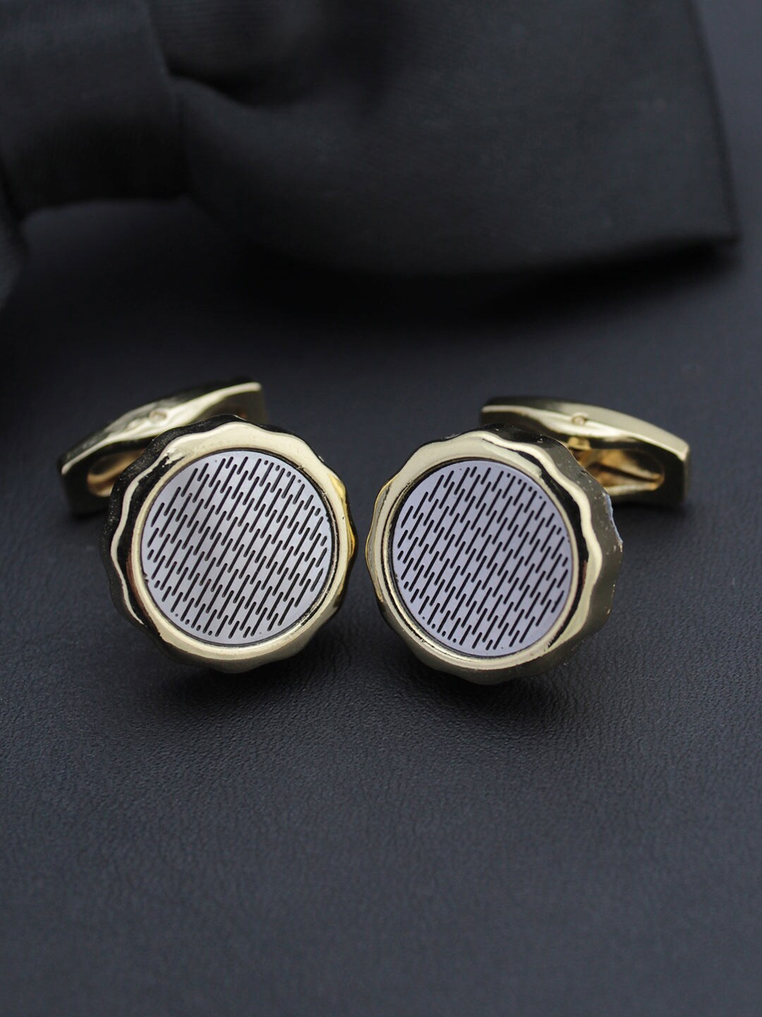 

Kavove Men Gold-Toned & Black Printed Cufflink