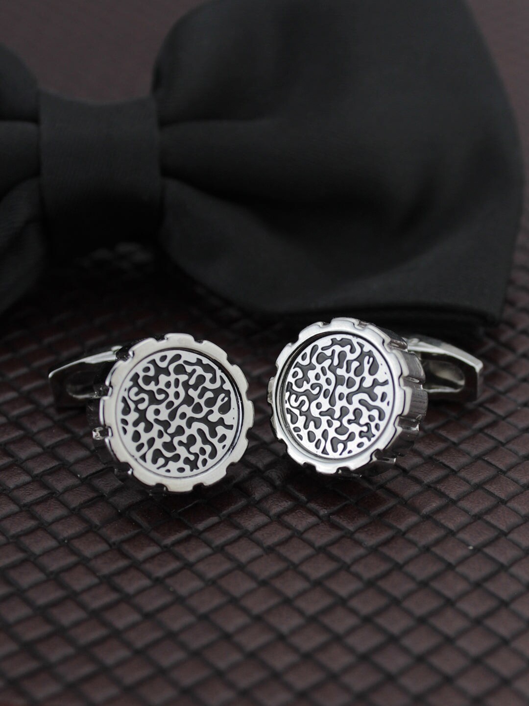 

Kavove Black & White Cufflink