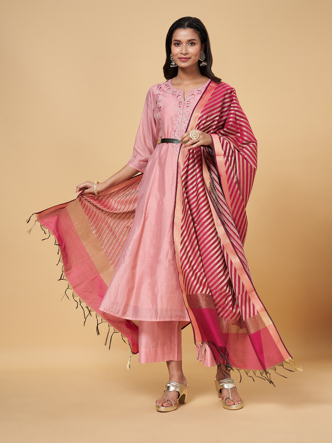 

RANGMANCH BY PANTALOONS Women Pink & Gold Woven Design Dupatta with Zari