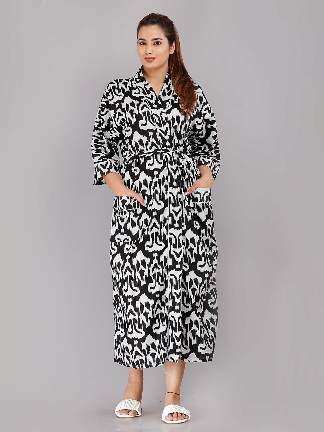 

SHOOLIN Black Printed Kimono Nightdress