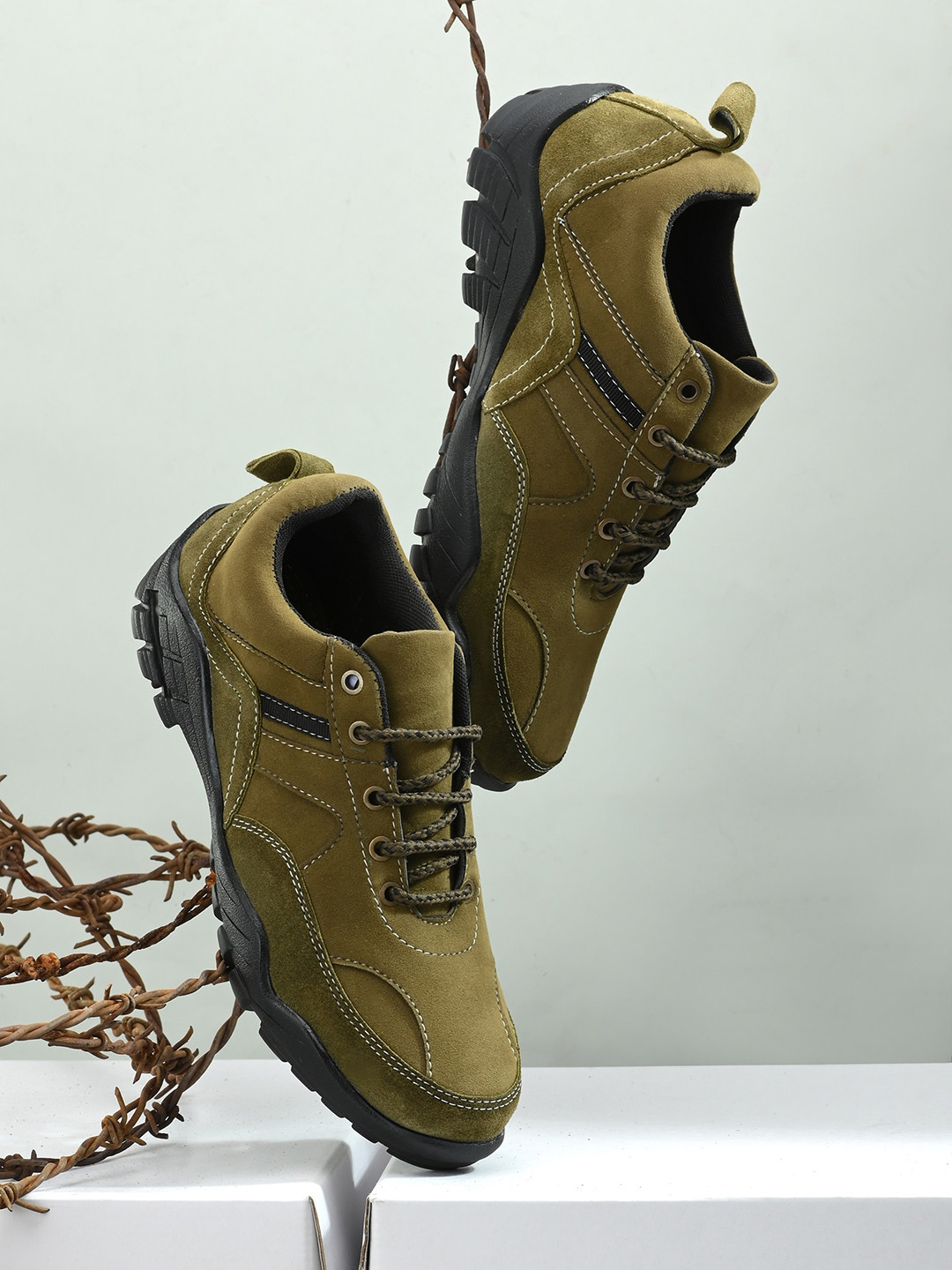 

UNDERROUTE Men Olive Green Leather Sneakers
