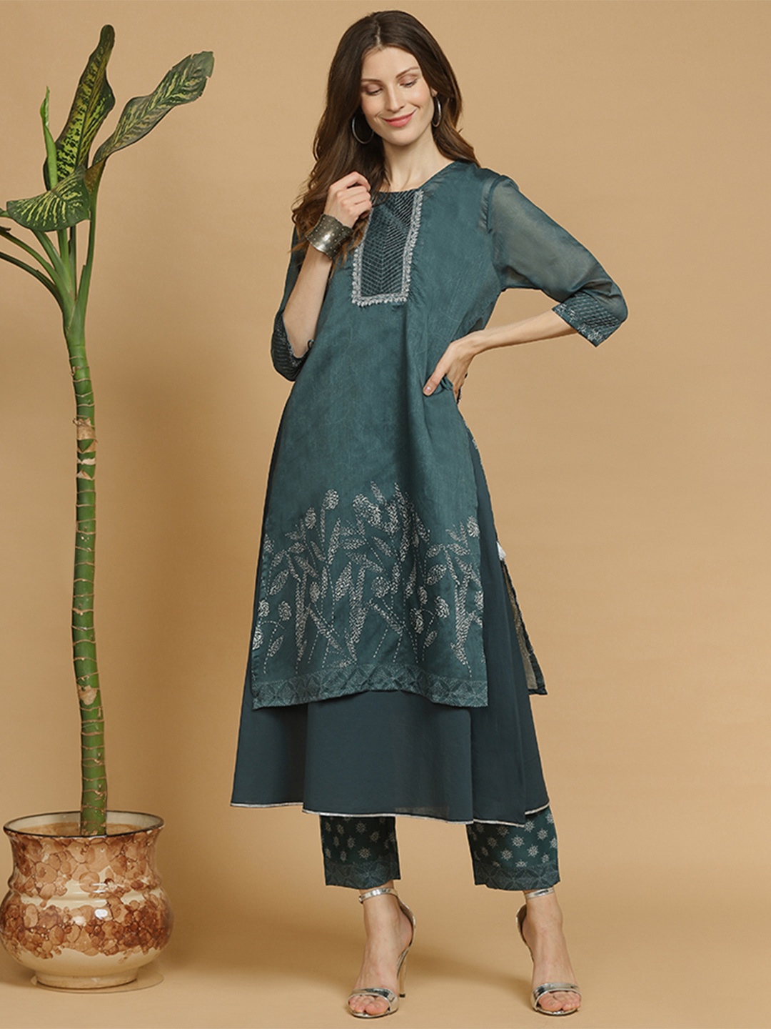 

Indifusion Women Green Ethnic Motifs Layered Kurta with Trousers