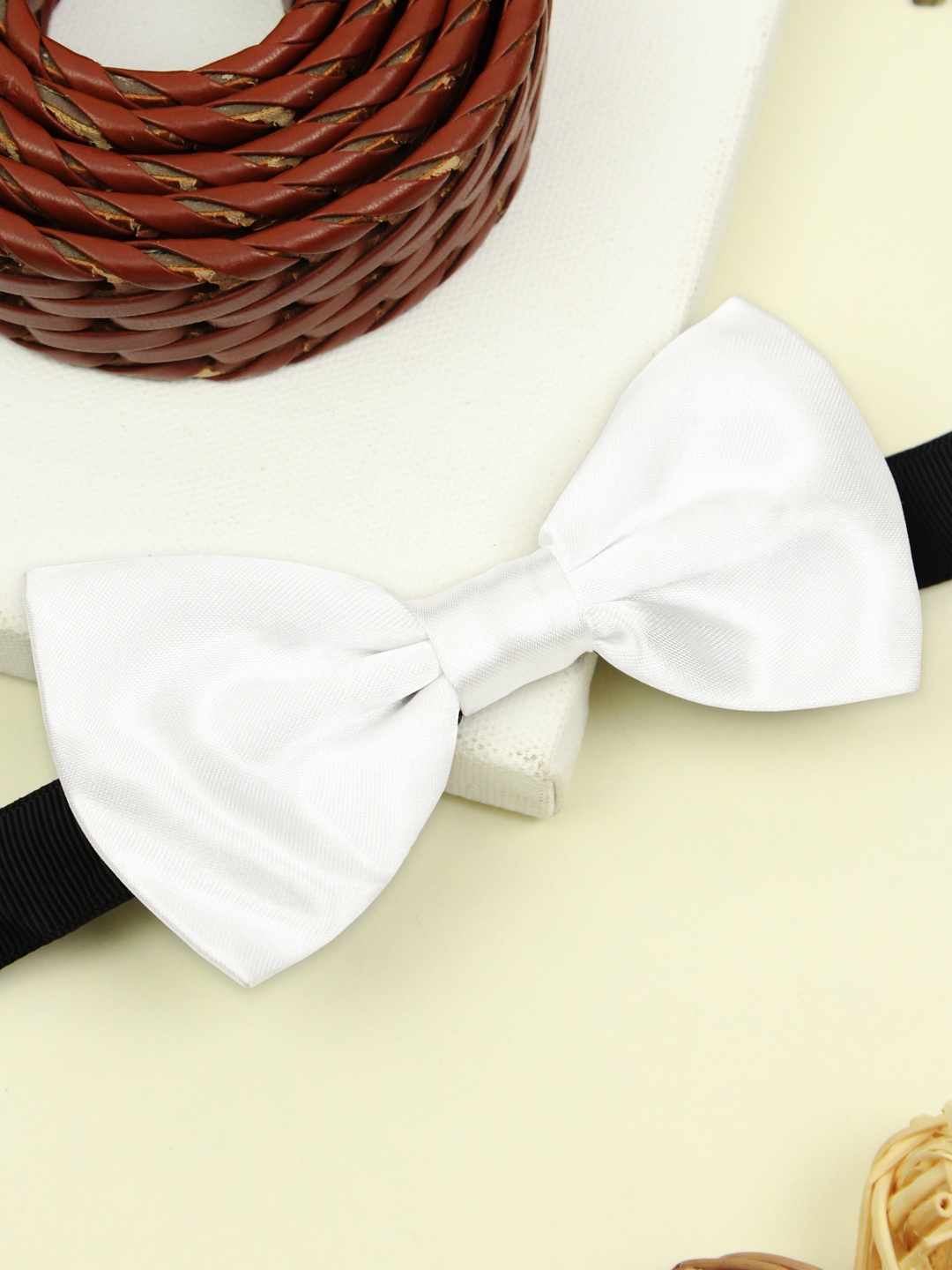 

Kavove Mens White & Grey Bow Tie