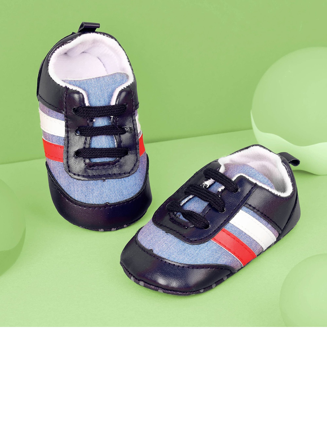 

KICKS & CRAWL Boys Black Colourblocked Sneakers
