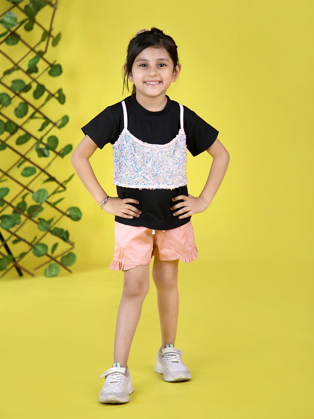 

Beyabella Black Print Sequence pullover Top