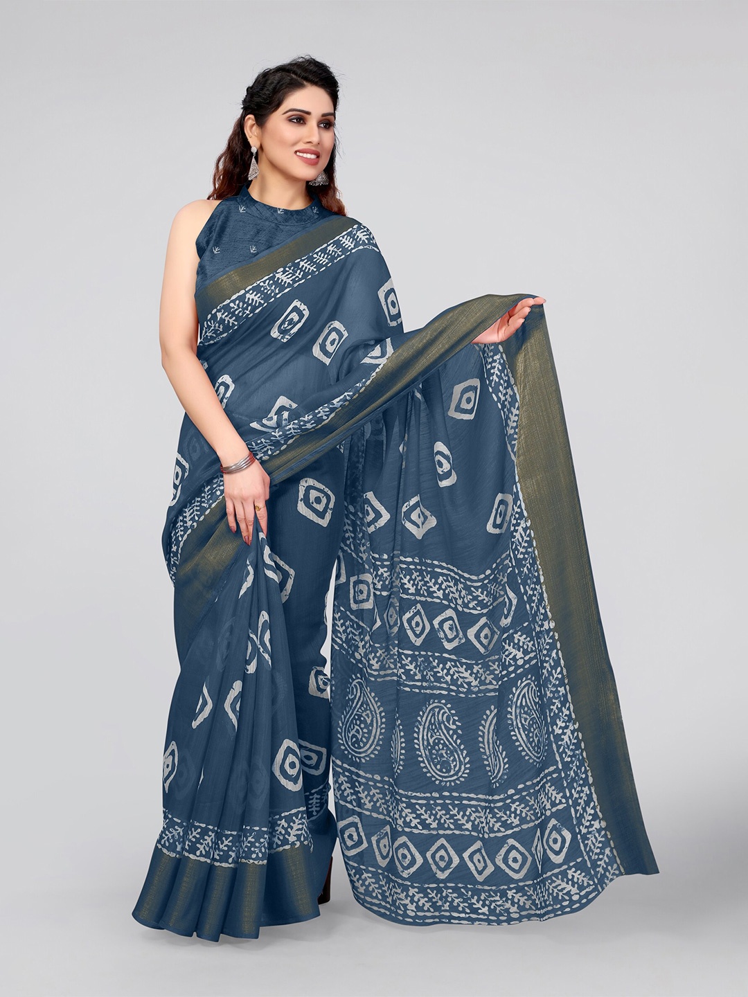 

KALINI Women Grey & White Batik Print Zari Saree