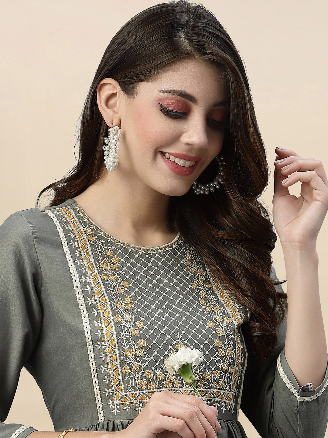 

SKYLEE Women Grey Embroidered Yoke Design Kurta With Trouser