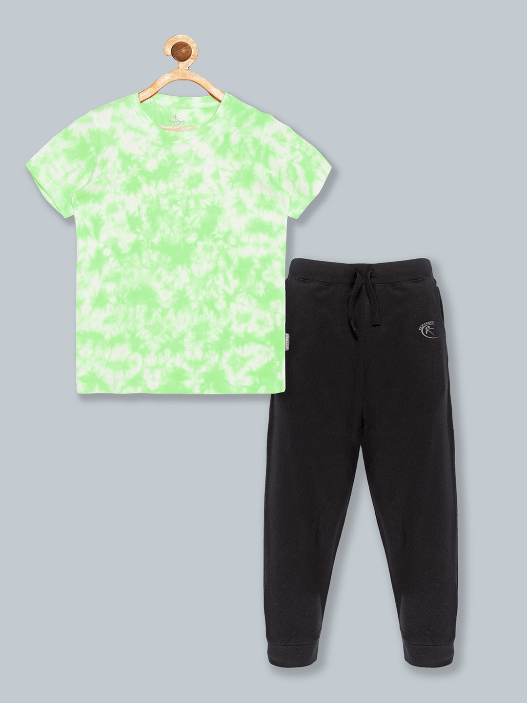 

KiddoPanti Boys Green & Black Printed Pure Cotton T-shirt