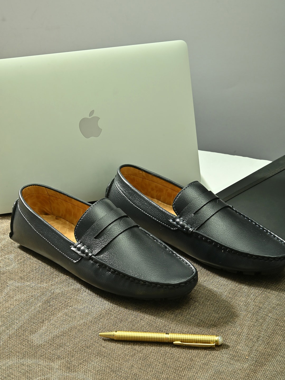 

Fentacia Men Blue Solid Lightweight Leather Loafers