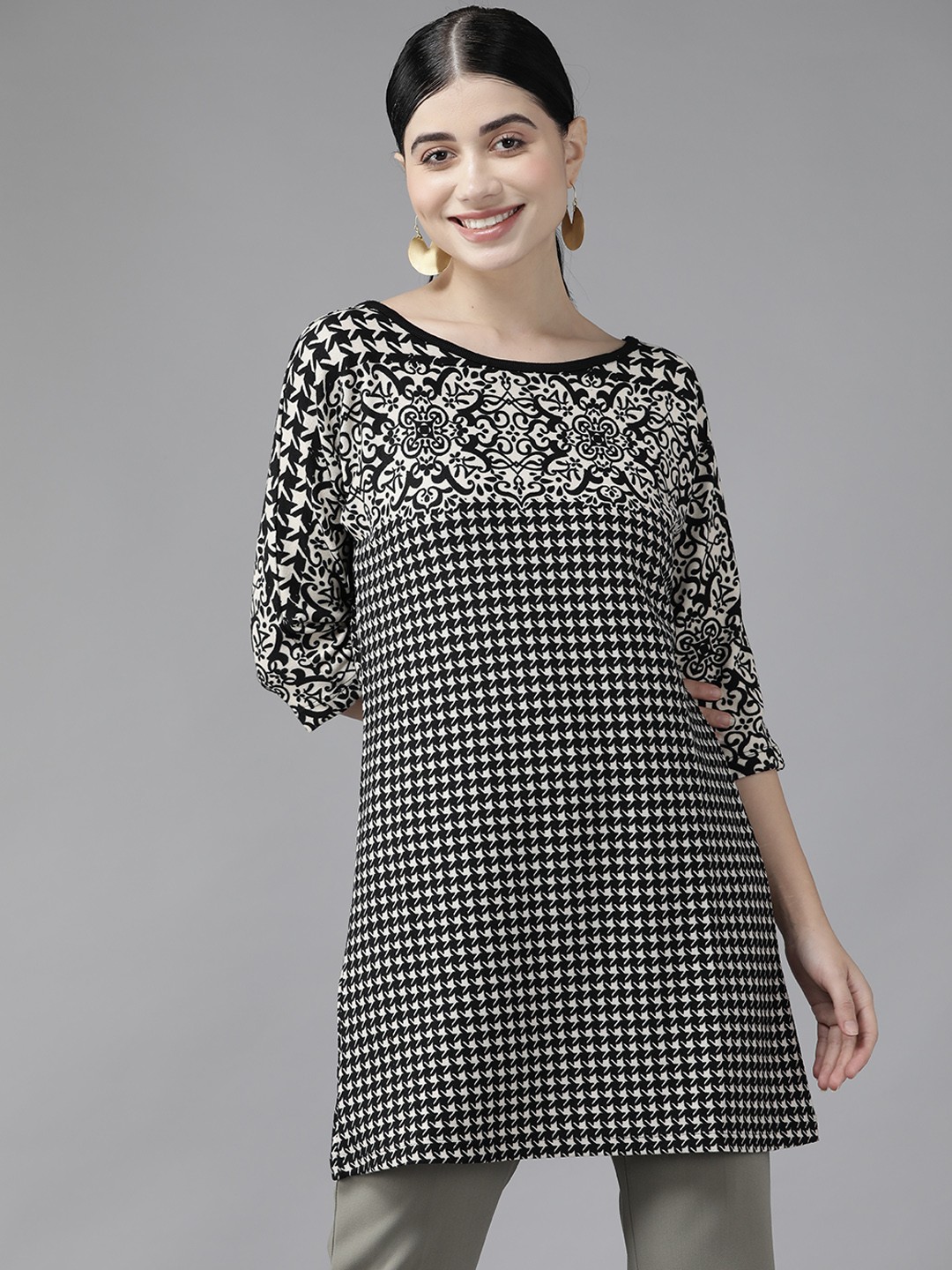 

Aarika Black & Cream-Coloured Print Longline Top