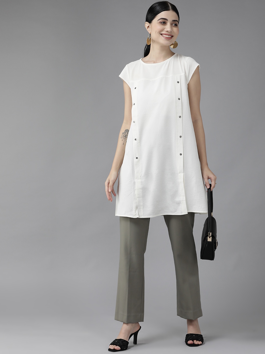 

Aarika White Solid Longline Top