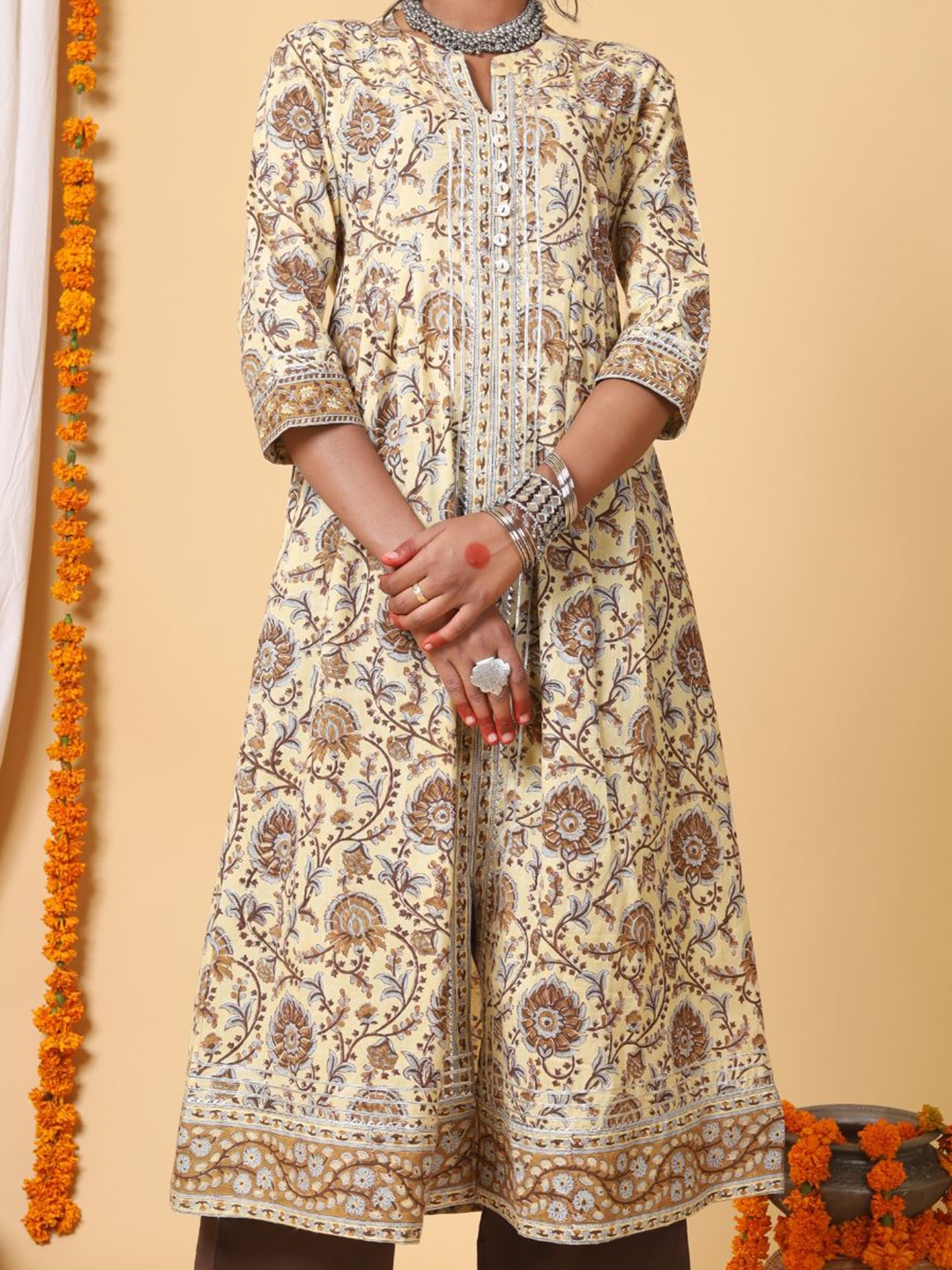 

Shuddhi Women Beige Floral Printed Kurta