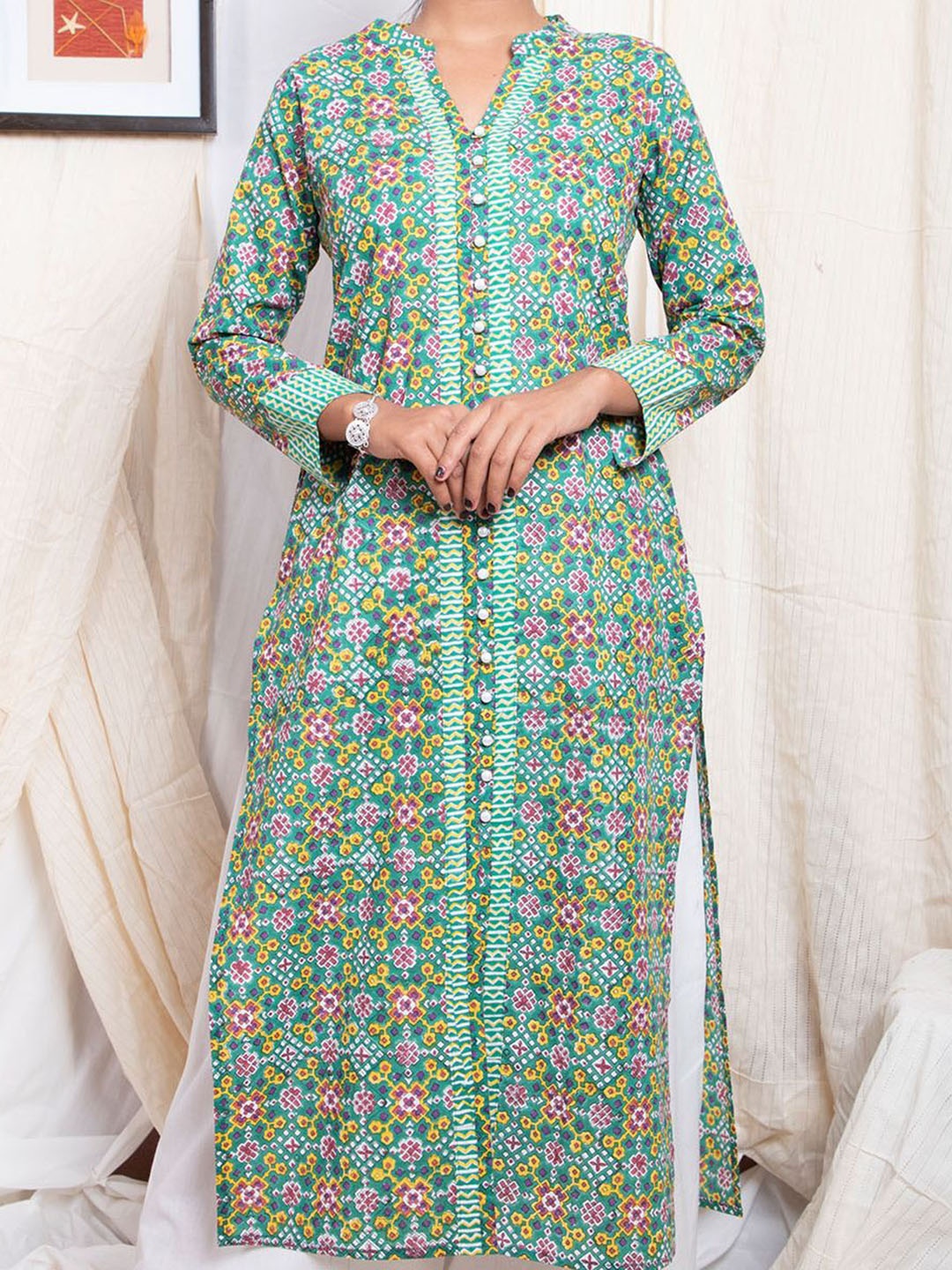 

Shuddhi Women Green & Red Geometric Printed Kurta
