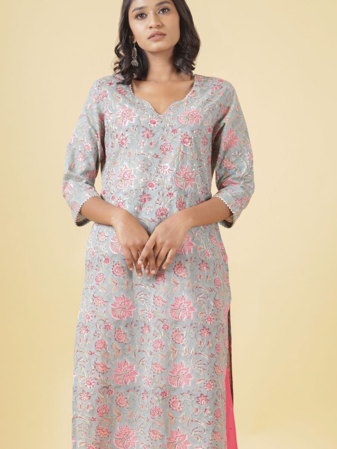 

Shuddhi Women Grey & Pink Floral Printed Kurta