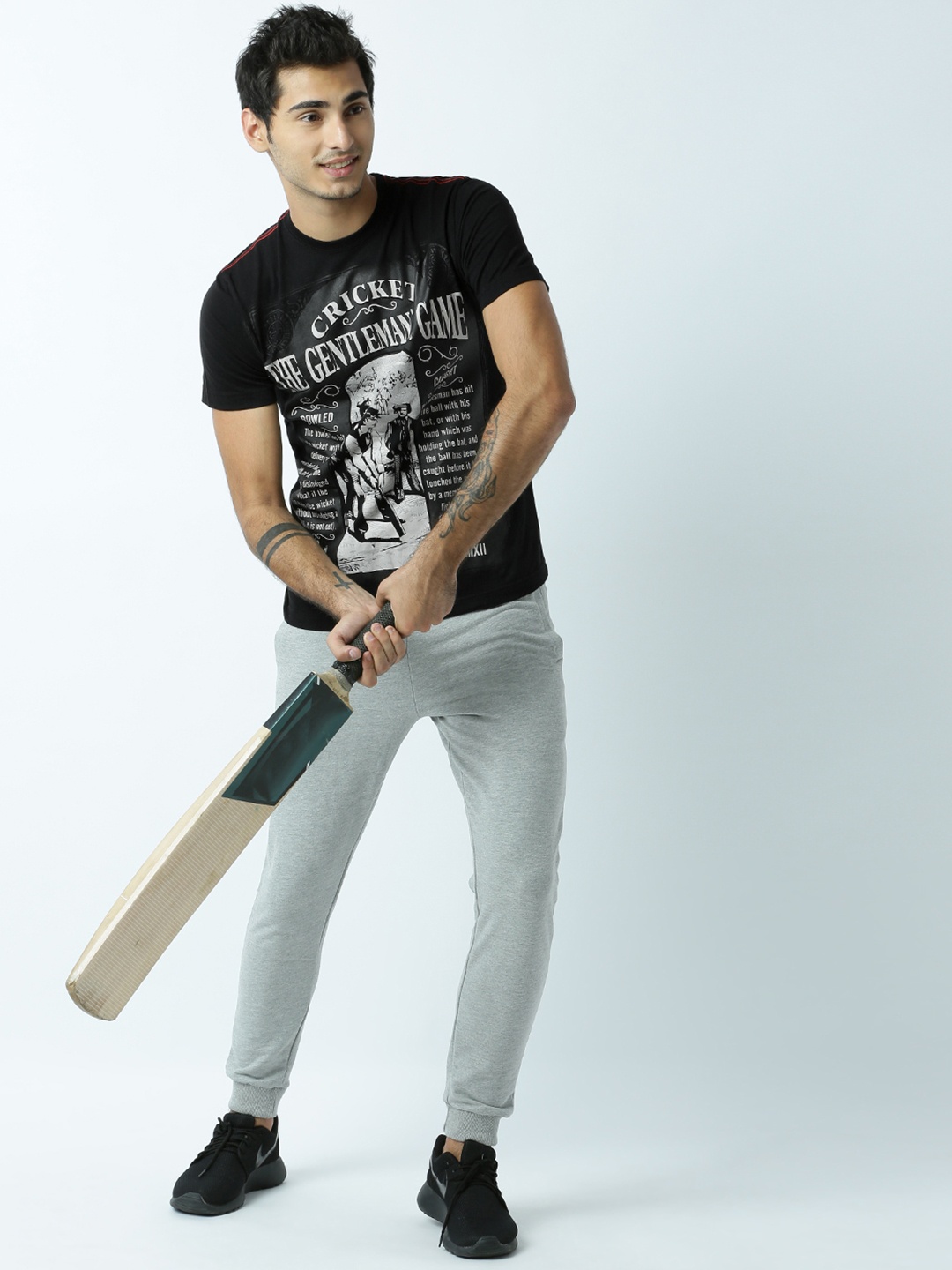 

Huetrap Men Black Printed Round Neck T-shirt