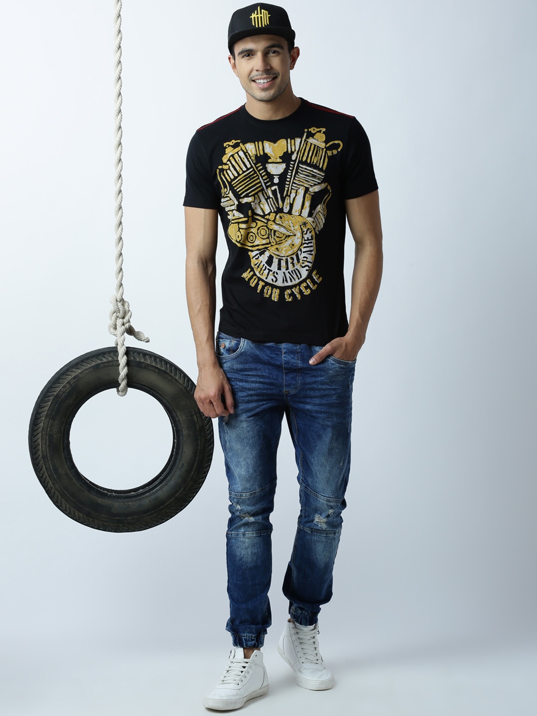 

Huetrap Men Black Printed Round Neck T-shirt