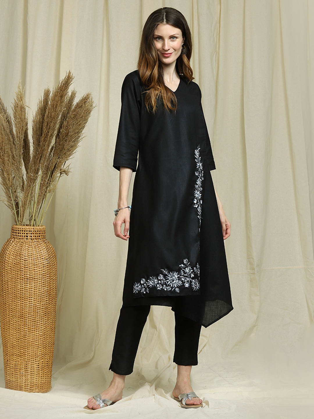 

Indifusion Women Black Ethnic Motifs Thread Work Kurta