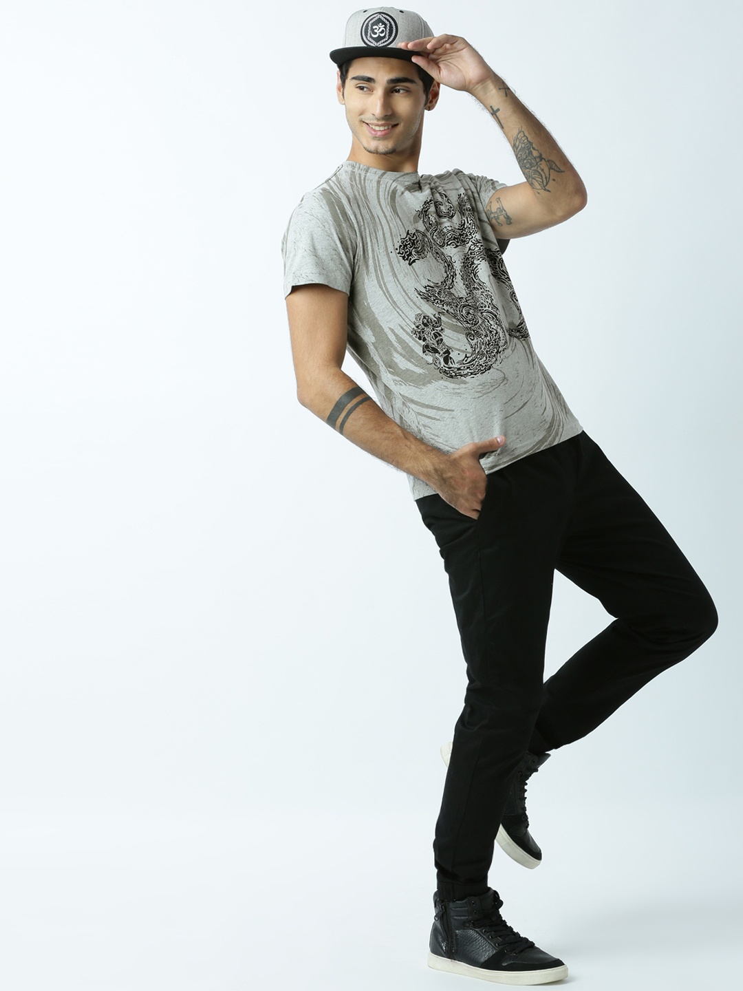 

Huetrap Men Grey Melange Printed Round Neck T-shirt