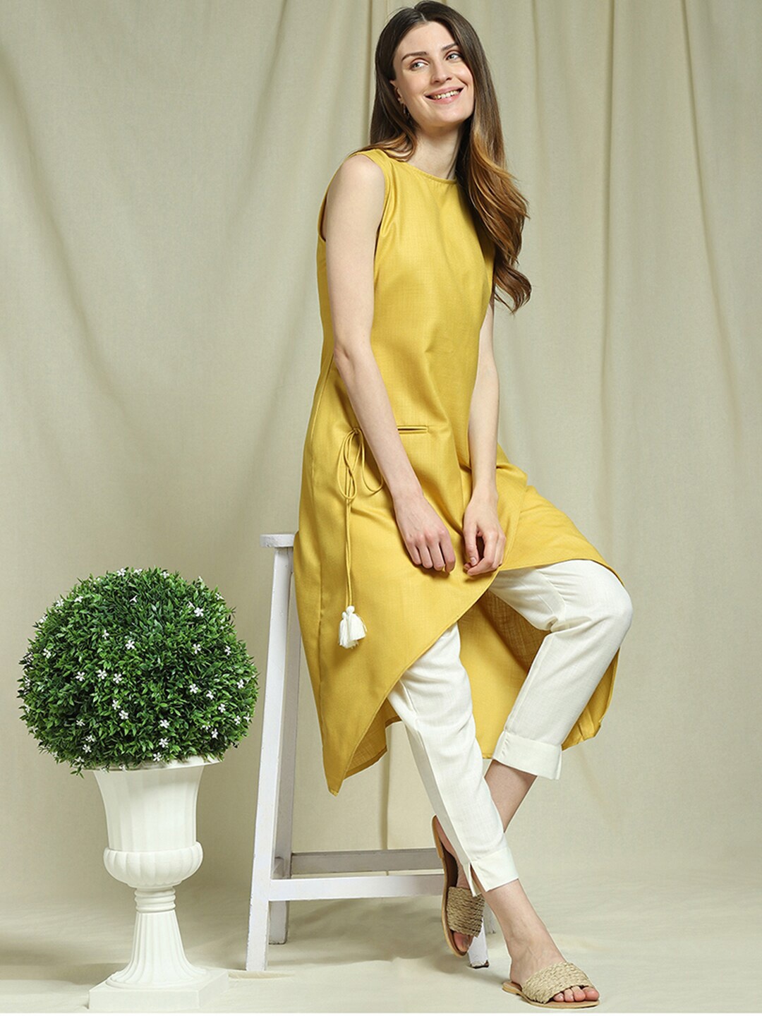 

Indifusion Women Yellow Solid Sleeveless Kurta