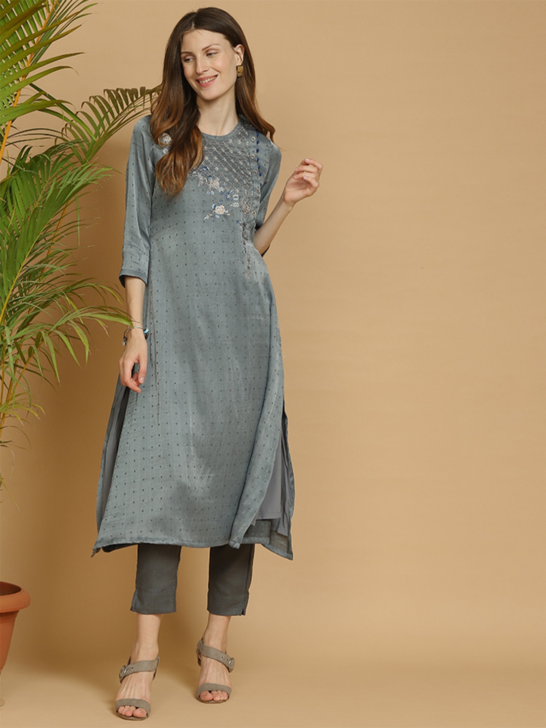 

Indifusion Women Grey Floral Embroidered Kurta