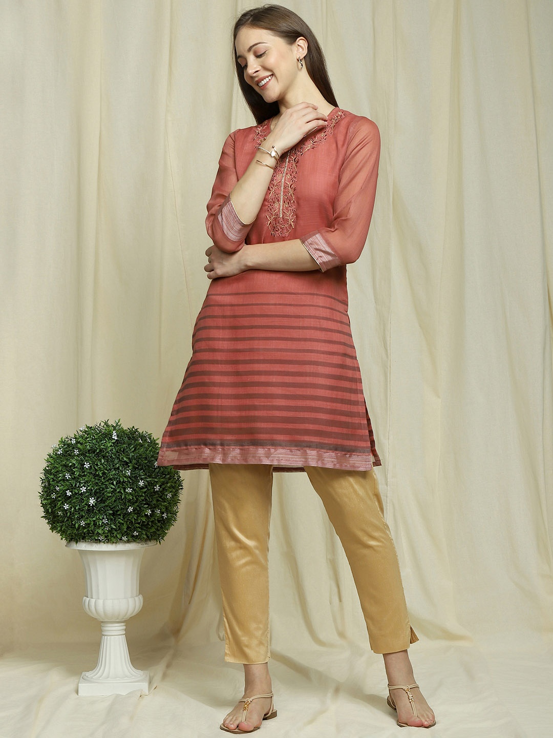 

Indifusion Women Red Floral Embroidered Kurta