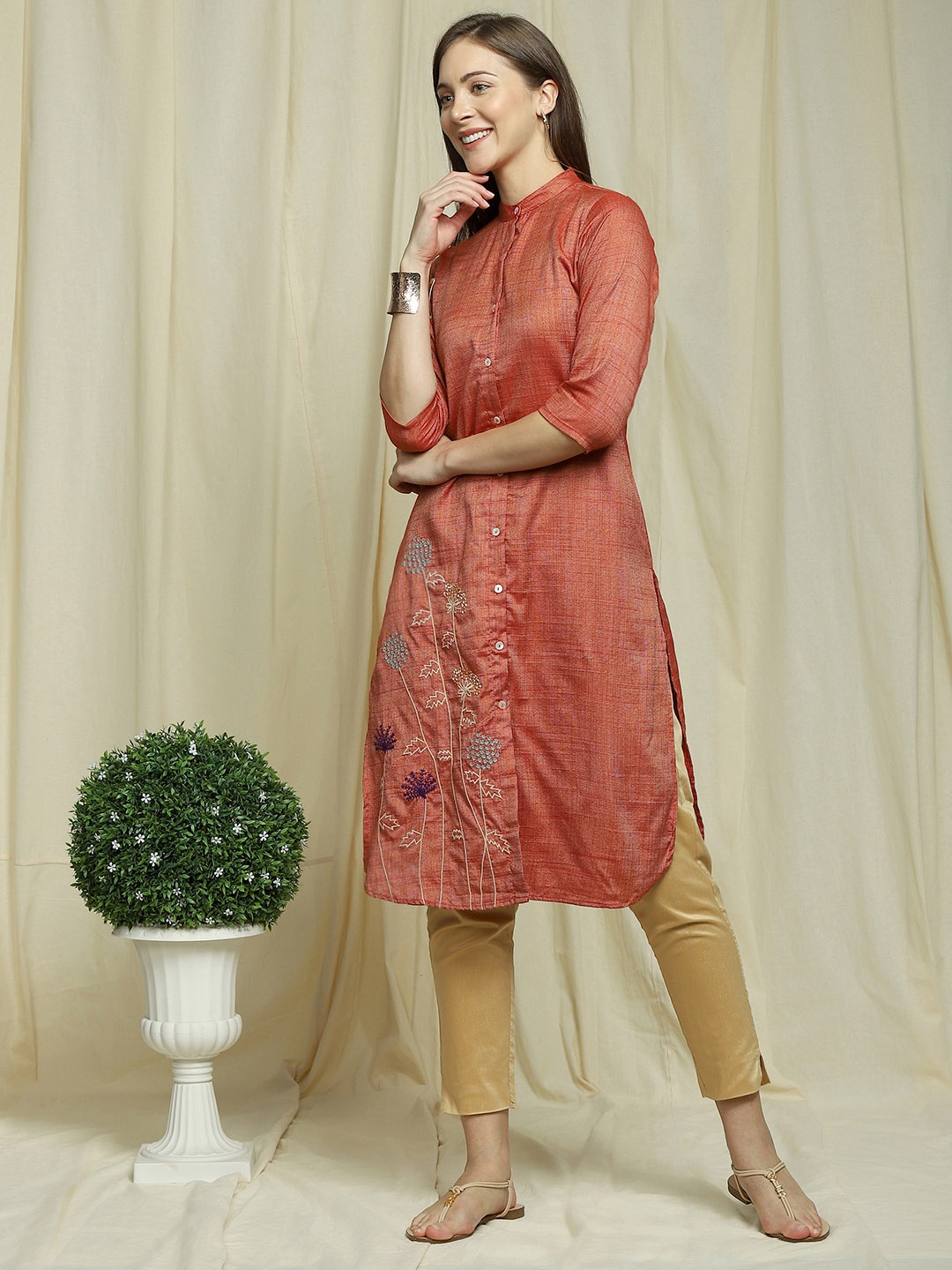 

Indifusion Women Red Floral Embroidered Kurta