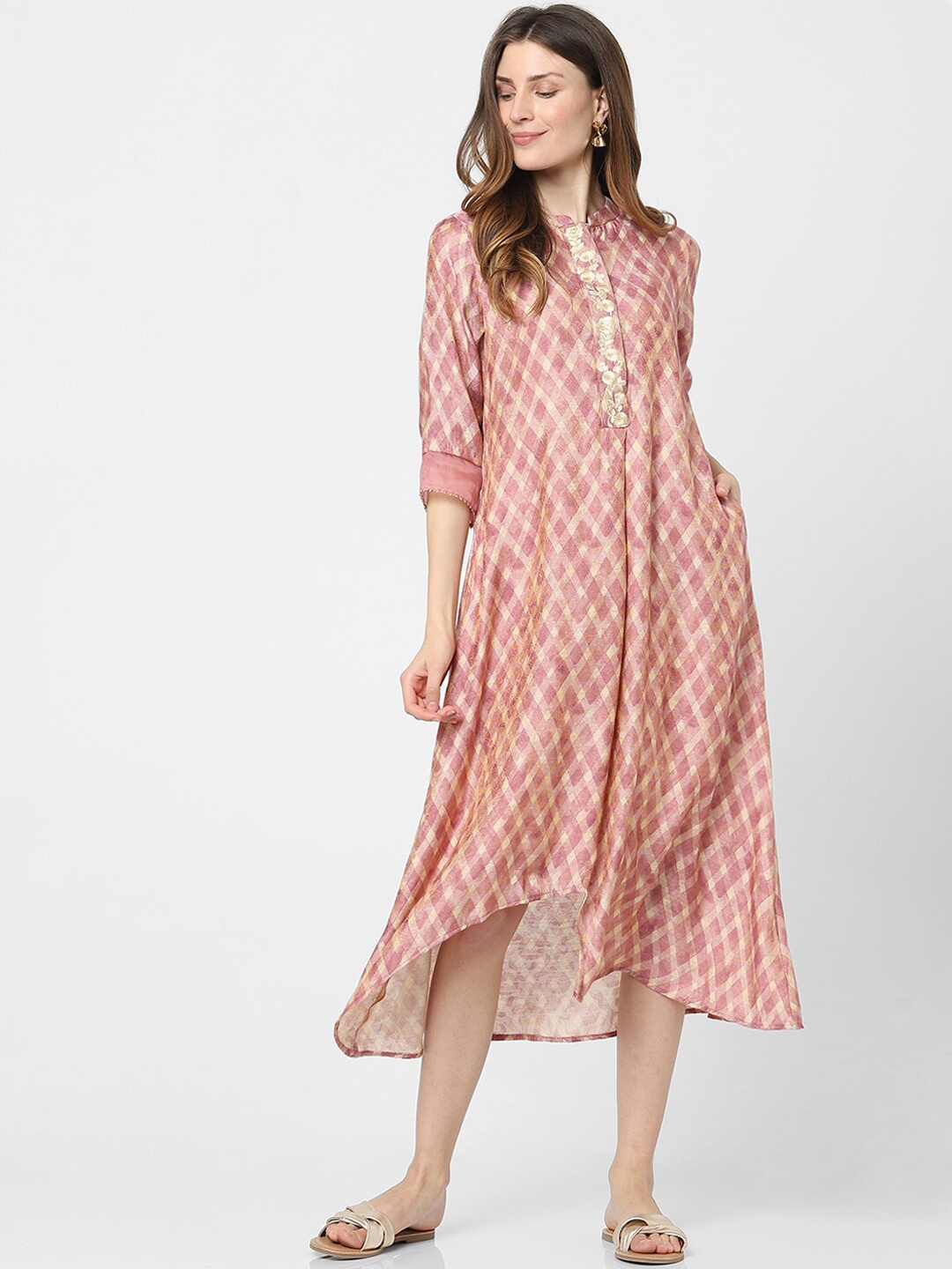 

Indifusion Women Pink & Gold Embroidered Checked Kurta