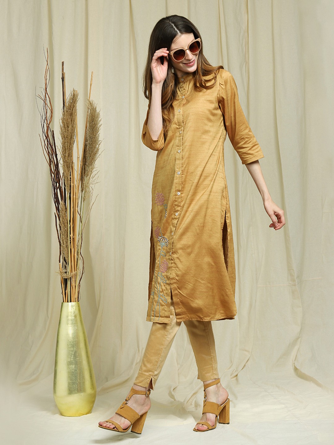 

Indifusion Women Beige Floral Embroidered Kurta
