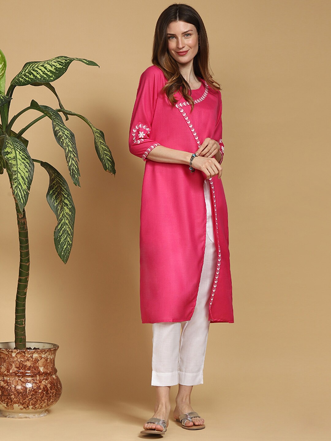 

Indifusion Women Fuchsia & White Embroidered Front Slit Kurta