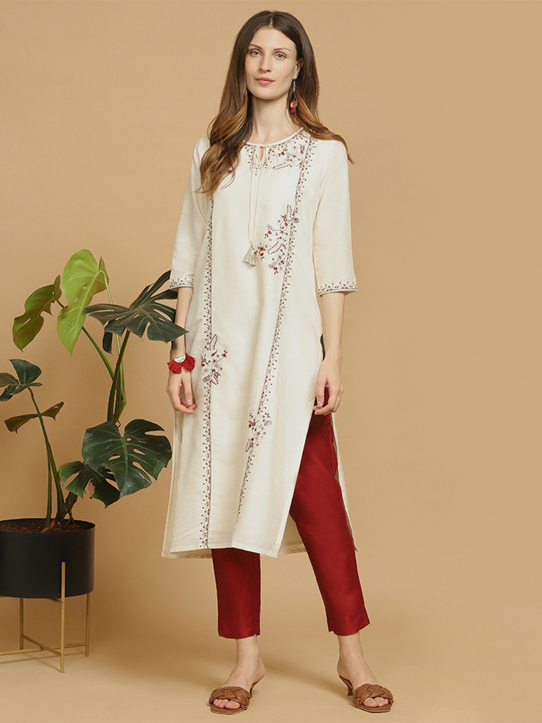 

Indifusion Women White & Red Floral Embroidered Kurta