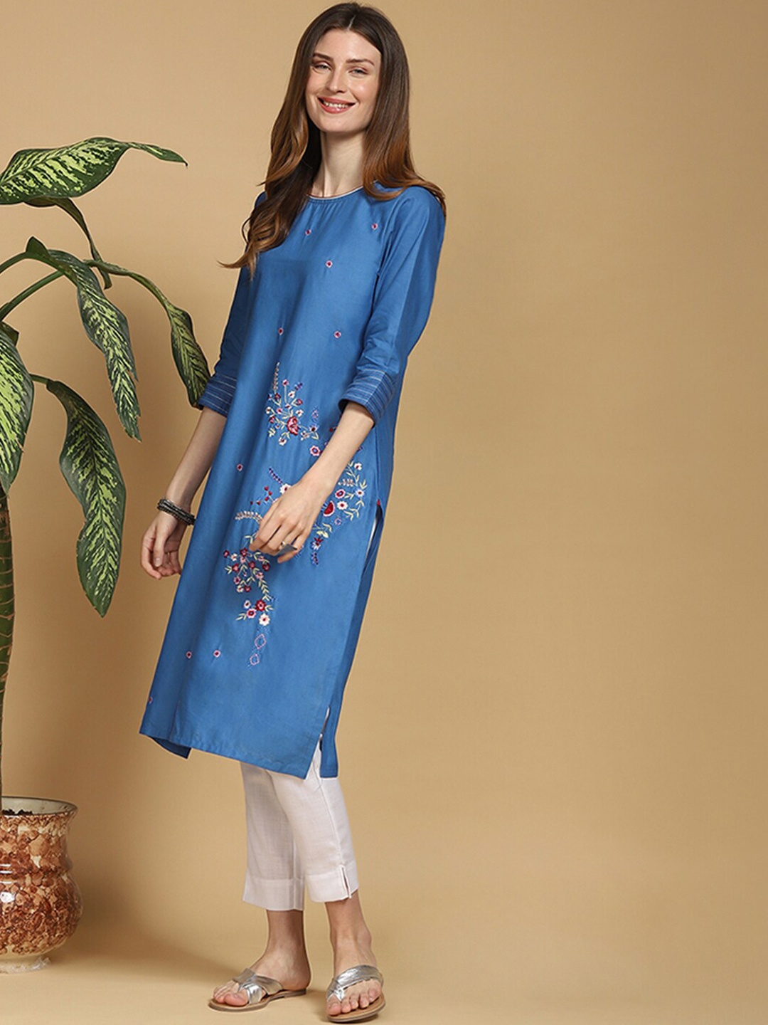 

Indifusion Women Blue Floral Embroidered Thread Work Kurta