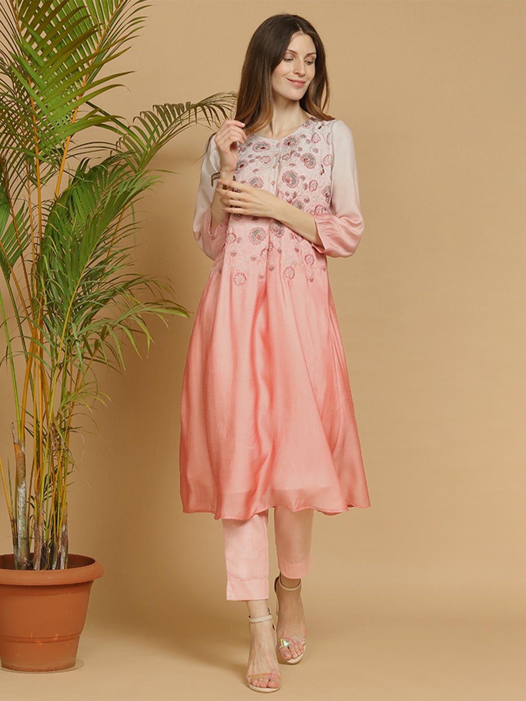 

Indifusion Women Pink Floral Embroidered Ombre Kurta