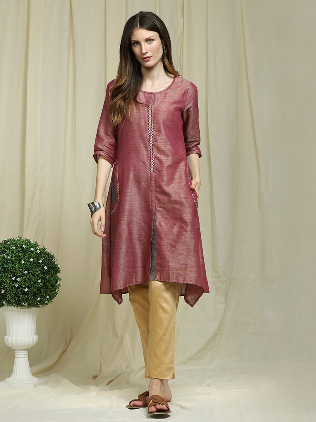 

Indifusion Women Red Round Neck Thread Work Kurta