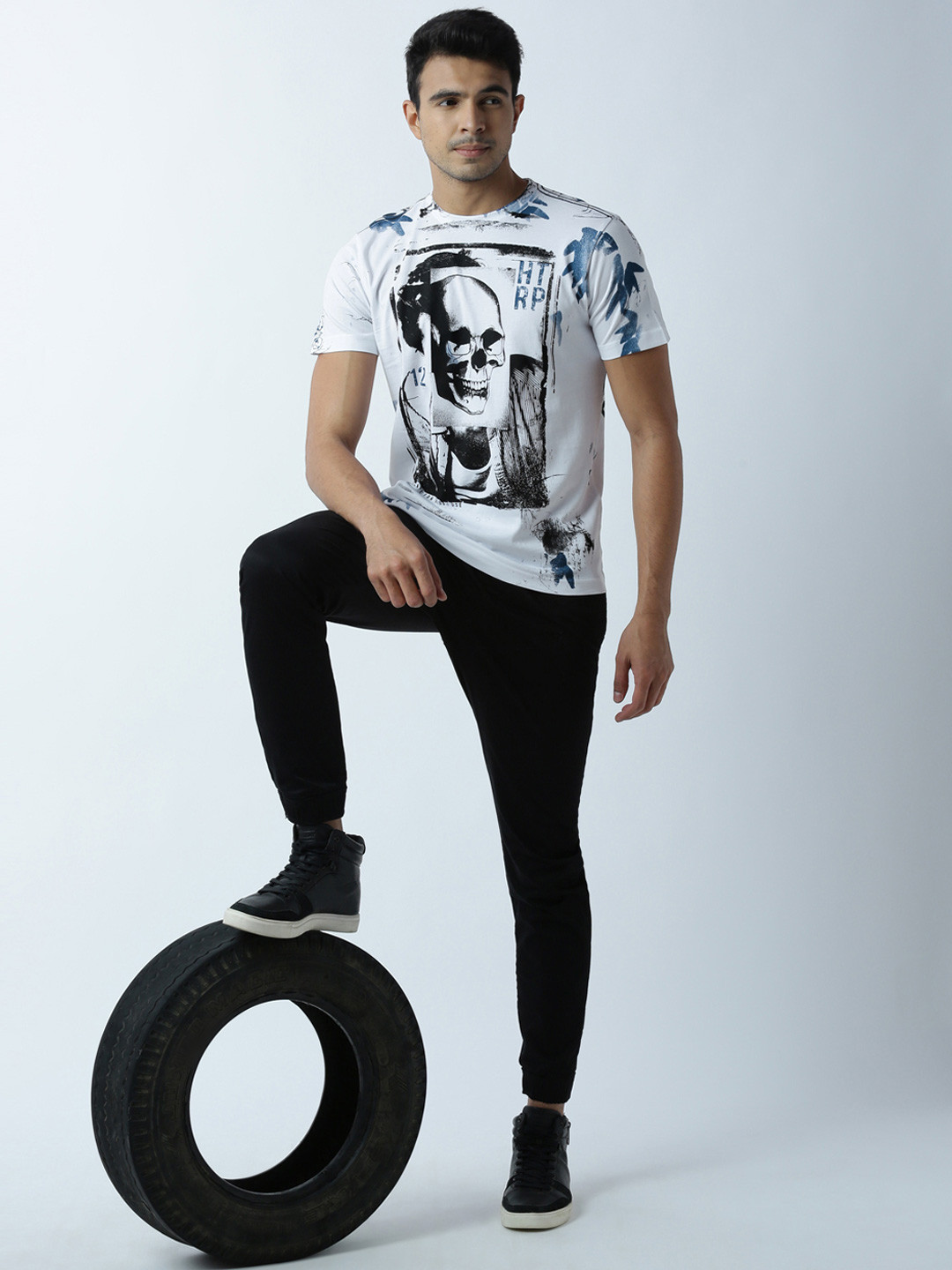 

Huetrap Men White & Black Printed T-shirt