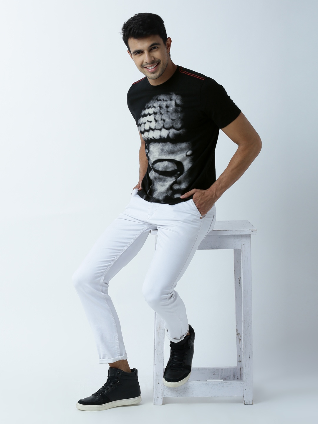 

Huetrap Men Black Printed Round Neck T-shirt