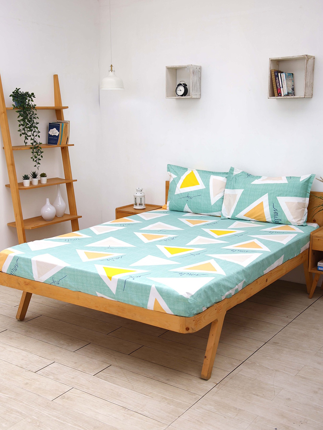 

Ariana Blue & Yellow Geometric 140 TC Queen Bedsheet with 2 Pillow Covers