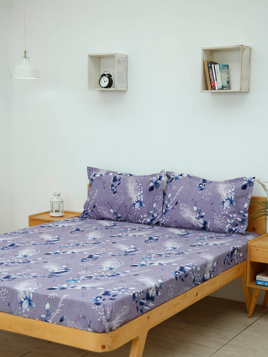 

Ariana Purple & White Floral 140 TC Queen Bedsheet with 2 Pillow Covers