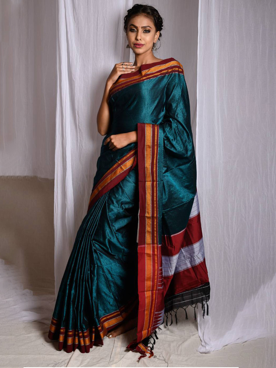 

KARAGIRI Women Blue & Maroon Woven Design Silk Cotton Saree