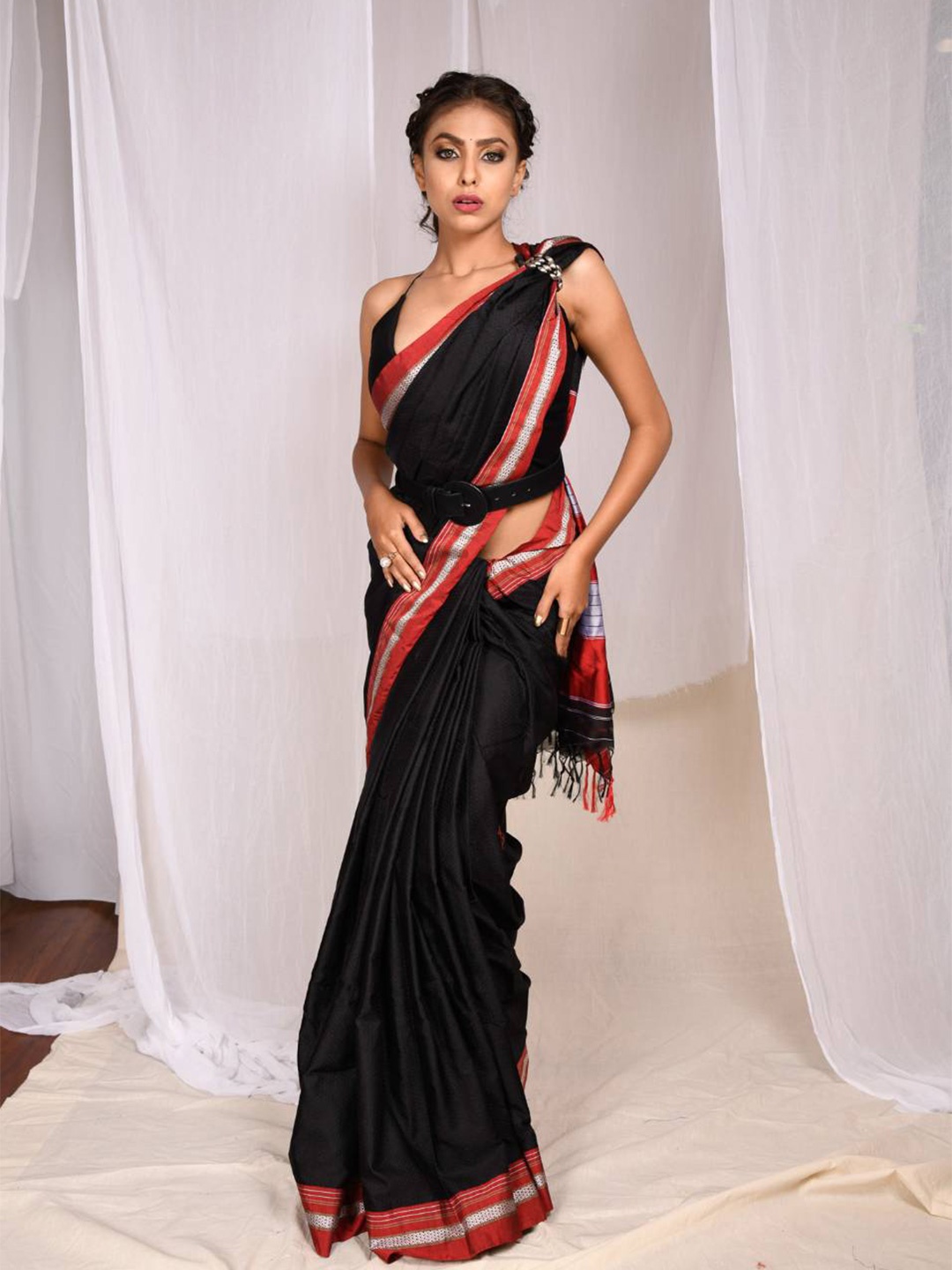 

KARAGIRI Women Black & Red Silk Cotton Saree