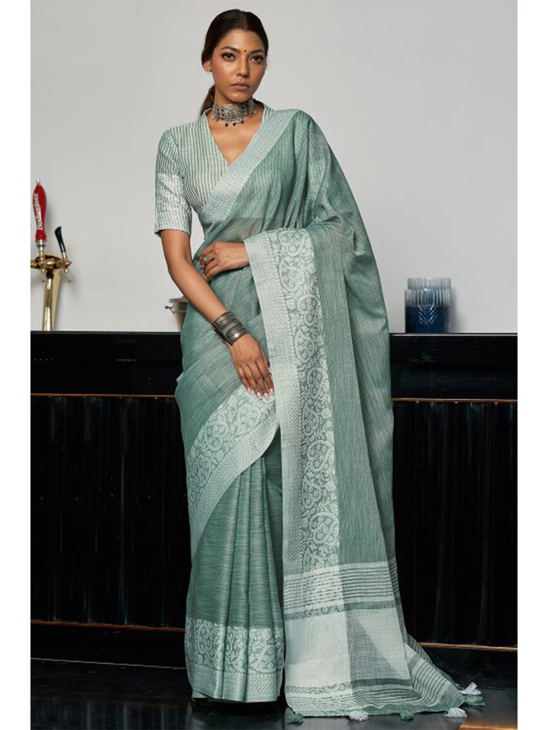 

KARAGIRI Grey & Silver-Toned Linen Blend Saree