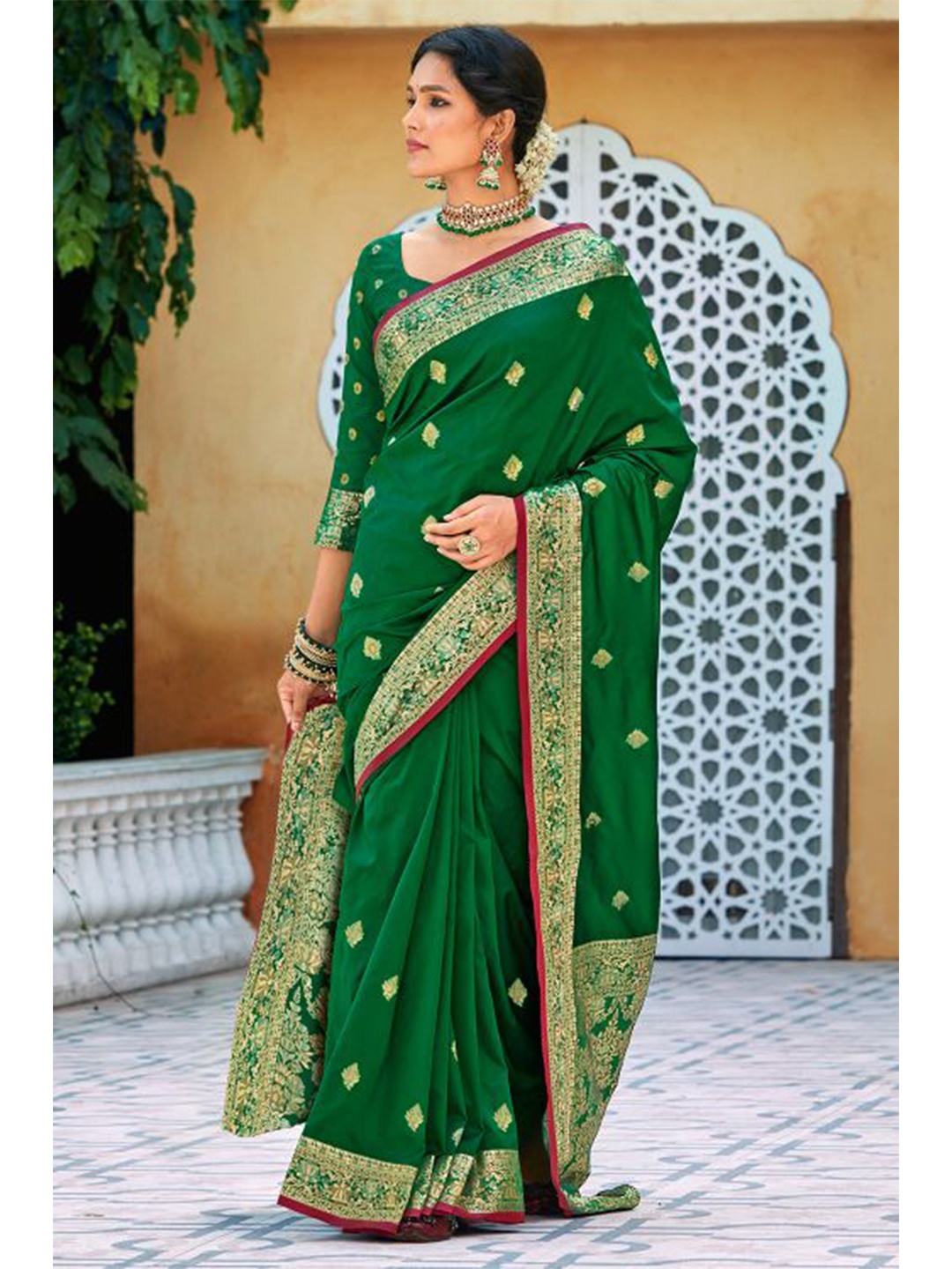 

KARAGIRI Green & Gold-Toned Woven Design Saree