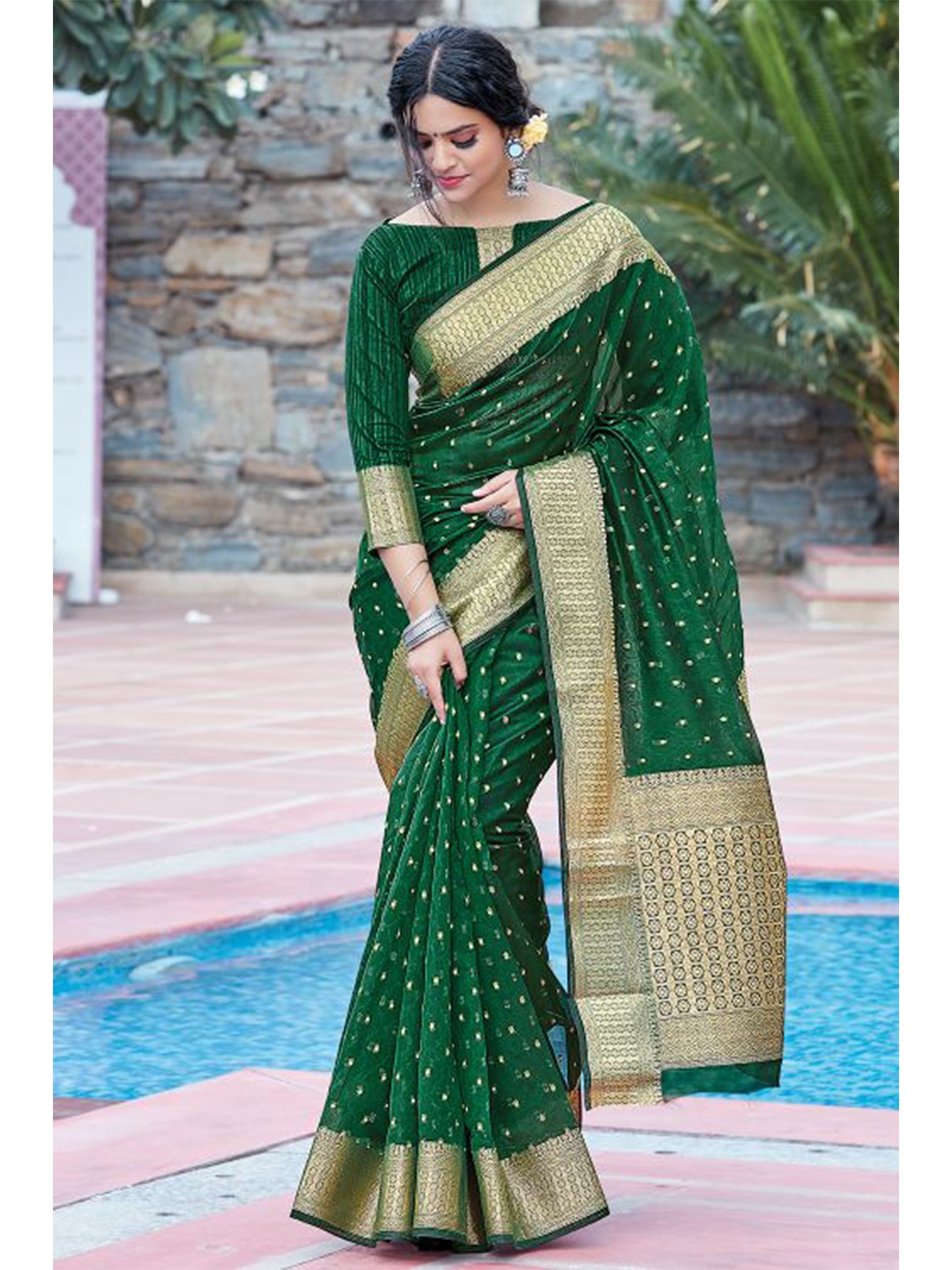 

KARAGIRI Women Green & Gold-Toned Zari Organza Saree