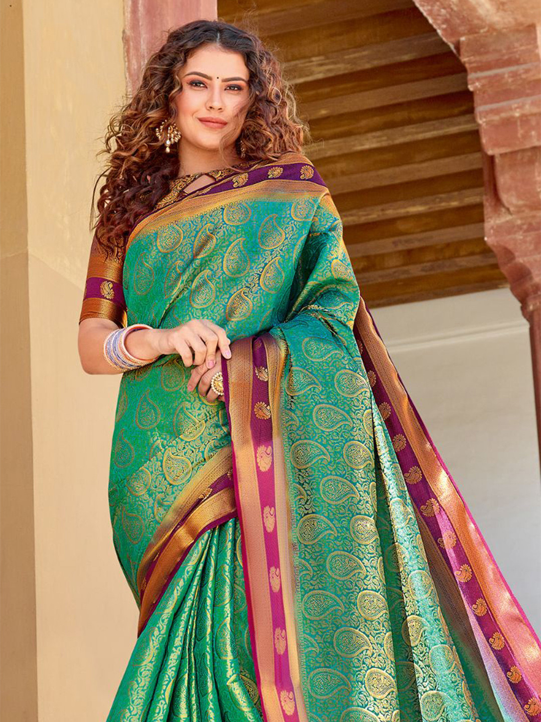 

KARAGIRI Green & Gold-Toned Woven Design Zari Silk Blend Kanjeevaram Saree