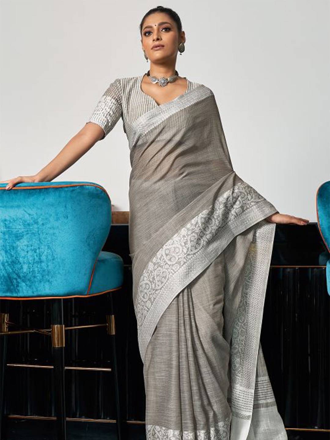 

KARAGIRI Grey & Silver-Toned Woven Design Zari Linen Blend Saree