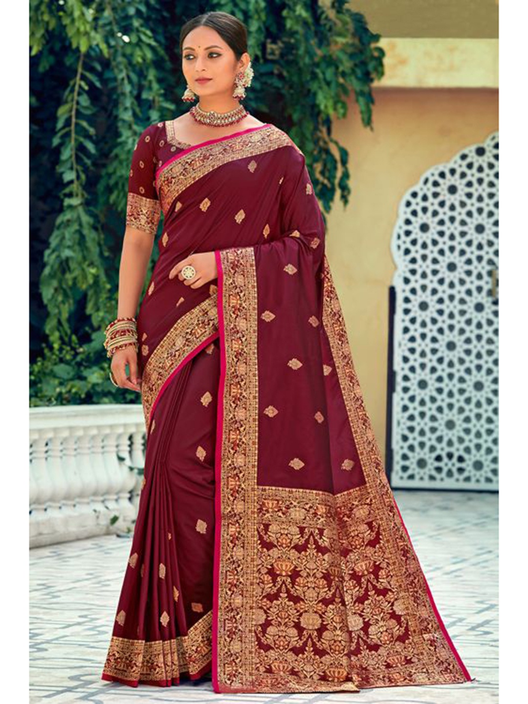 

KARAGIRI Maroon & Gold-Toned Woven Design Zari Saree