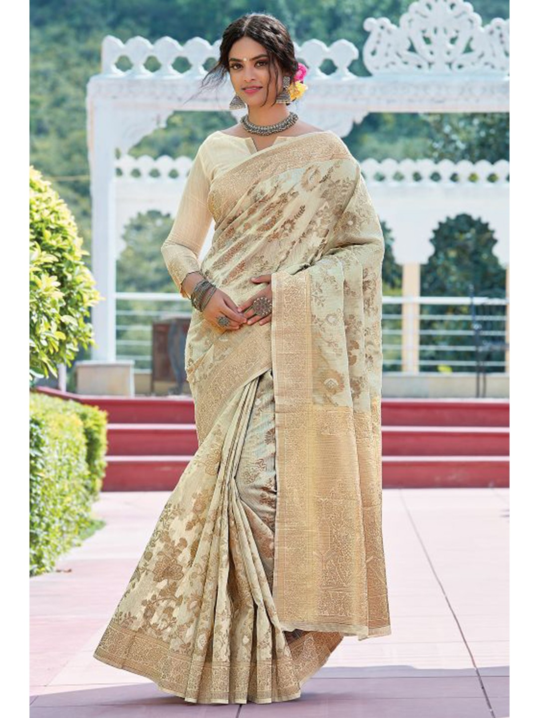 

KARAGIRI Off White & Gold-Toned Woven Design Zari Linen Blend Saree
