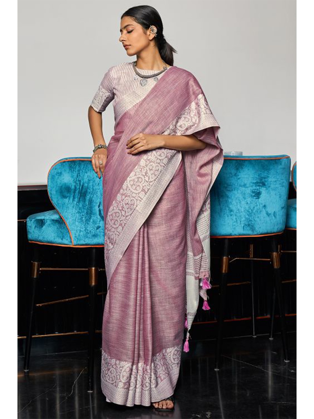

KARAGIRI Purple & Silver-Toned Woven Design Zari Linen Blend Saree
