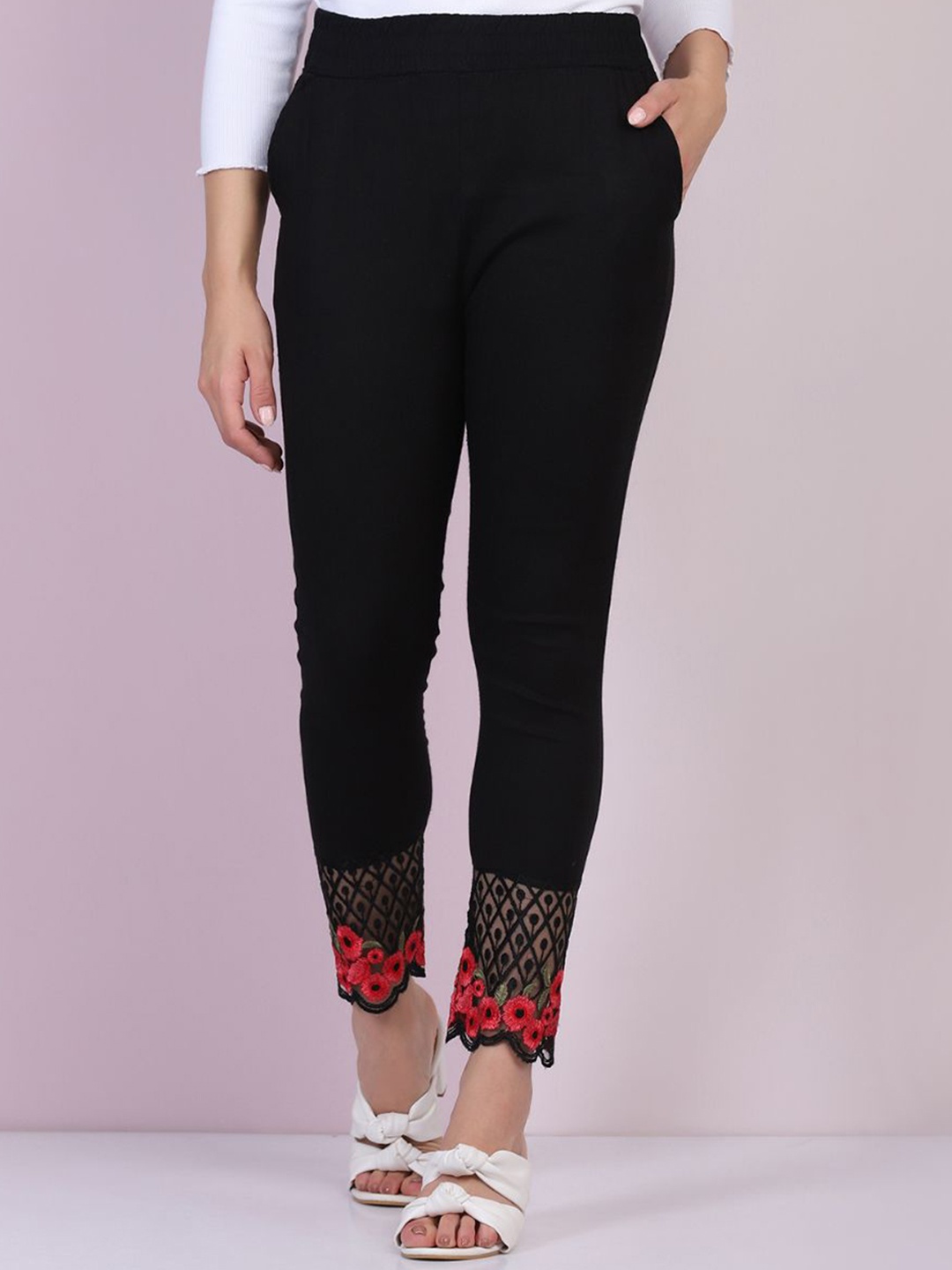 

BUY NEW TREND Women Black Solid Leggings With Floral Lace Detail