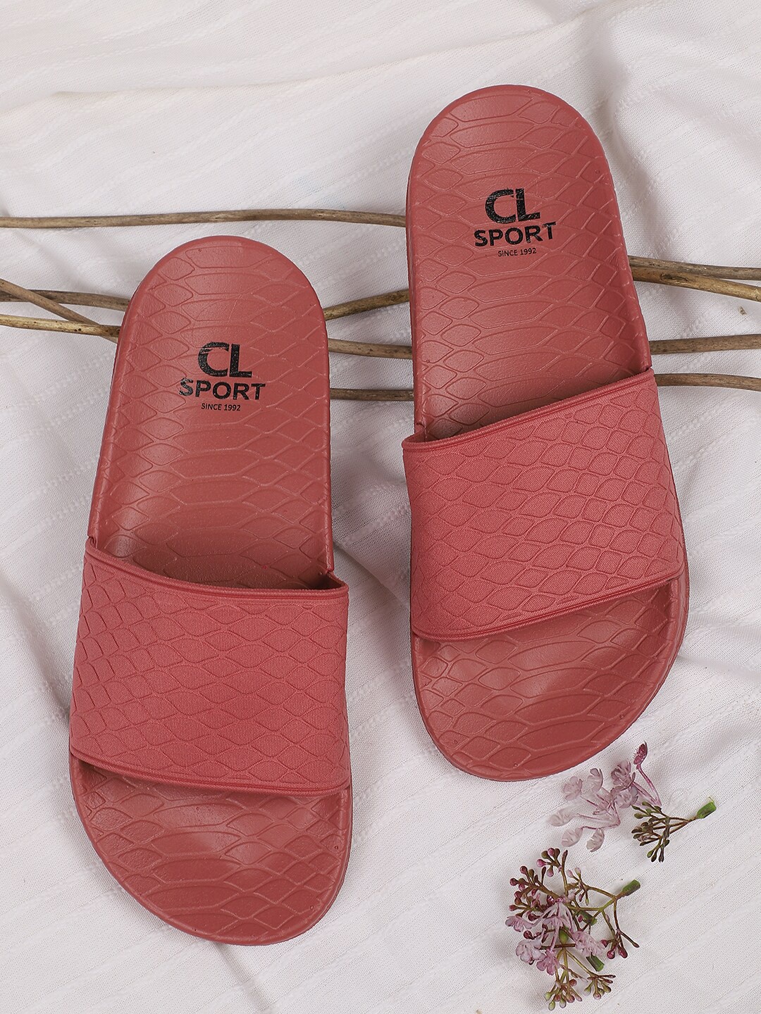 

Carlton London sports Women Maroon Sliders