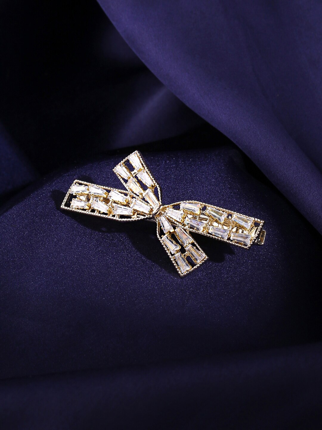 

Yellow Chimes Women White & Gold-Toned Crystal Bow Shaped Aligator Hairclips